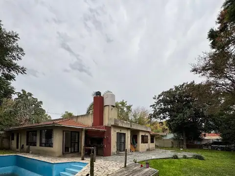 HERMOSA CASA MODERNA CON PILETA SOBRE 3 LOTES EN RANELAGH U$S 190.000.-