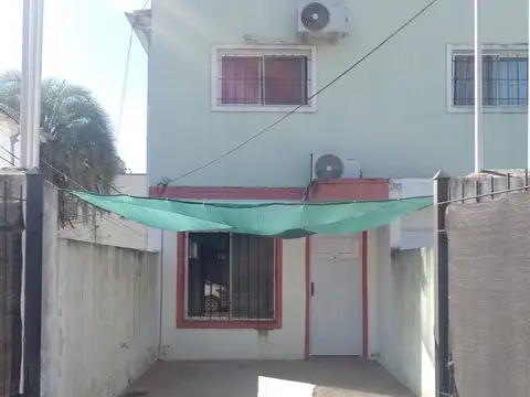 Duplex en alquiler en Matheu, con patio y parrilla.