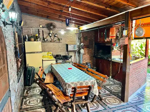 Casa 5 ambientes con 2 baños