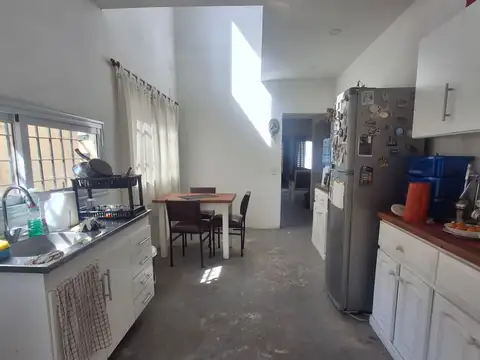Casa 6 ambientes con 2 baños