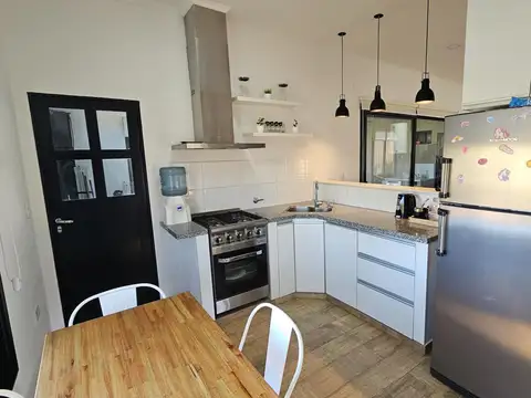 Casa 4 ambientes con 2 baños