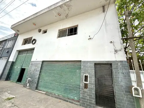 Galpón con Local en Venta con Oficina y Baño Depósito en Bernal Oeste