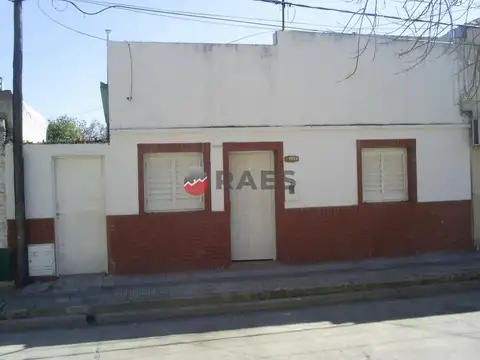 SE VENDE CASA DE DOS DORMITORIOS - 200 MTS. DE AVDA. FREYRE