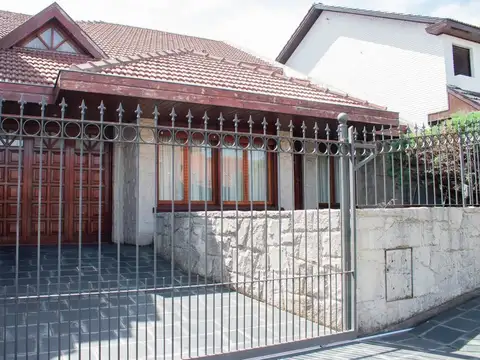 Casa 5 ambientes con 2 baños