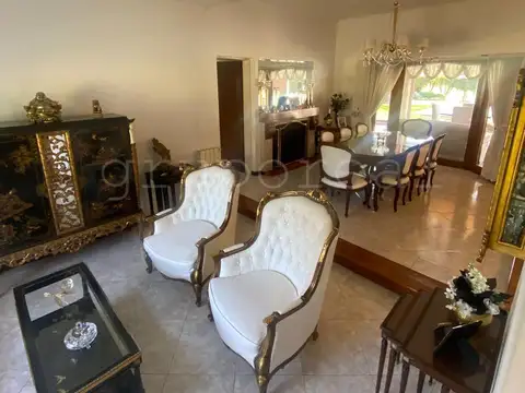 Casa 8 ambientes con 4 baños