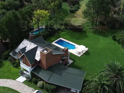 EL OMBU - Residencia a la Venta sobre gran lote al golf