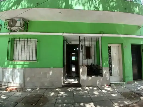 PH 3 ambientes al frente con jardin y pileta.