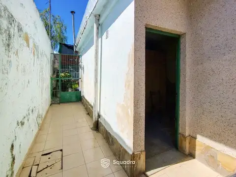 VENTA  -  Casa de 2 dormitorios con cochera descubierta, y amplio jardín - Villa Gobernador Gálvez.