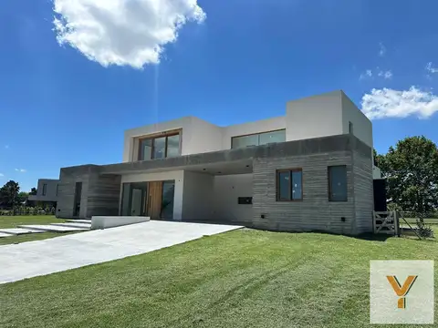 Casa 8 ambientes con 4 baños