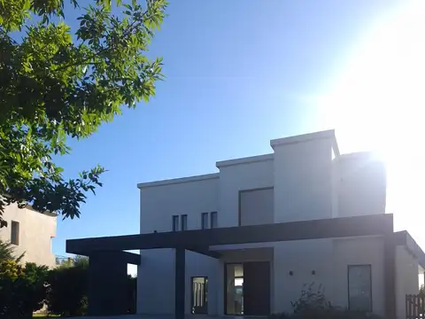 Casa en Alquiler en El Canton - Norte, USD 1.800