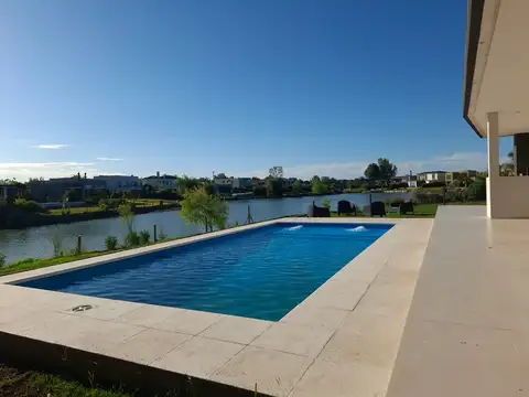 Casa en Alquiler con 3 cocheras