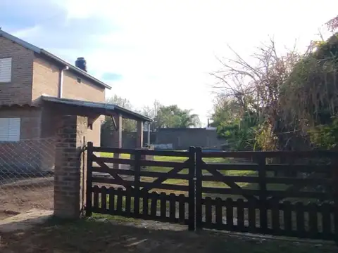 Casa con pileta y gran patio en Arroyo Leyes