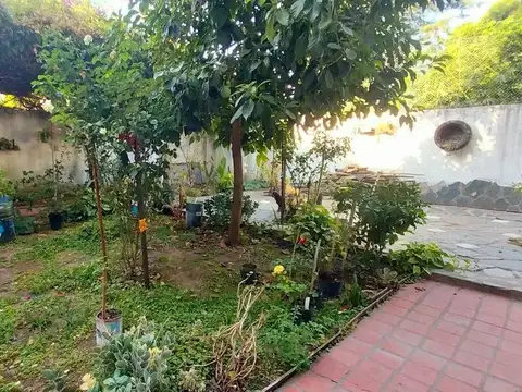 Casa 6 ambientes con amplio jardín, venta Burzaco