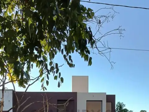 Barrio Spilimbergo NORTE, CASA EN VENTA! 3 DORMITORIOS Y PILETA