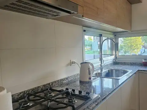 Casa 4 ambientes con 3 baños