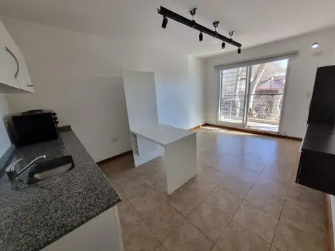 AL FRENTE CON BALCON, MONOAMBIENTE, 2 PISO.