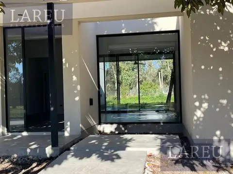 Casa 4 ambientes con 2 baños