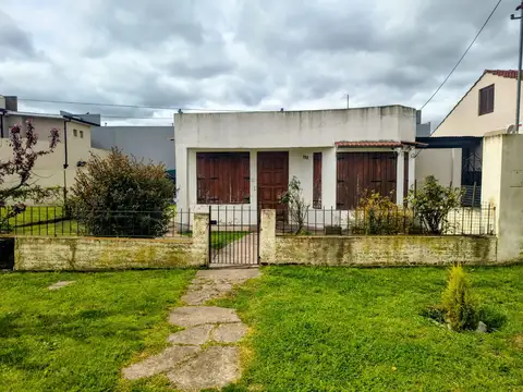 VENTA CASA 3 AMBIENTES A REFACCION CON GRAN PARQUE