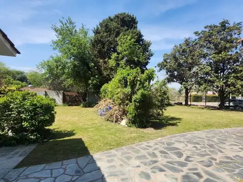CASA AMPLIA CON JARDÍN AMPLIO EN OTRO LOTE AGREGADO A LA VENTA EN LIBERTAD, MERLO - BS.AS.