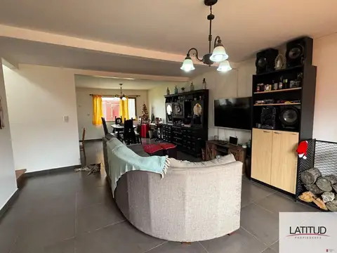 Casa 5 ambientes con 2 baños