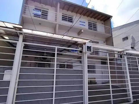 Amplio 2 ambientes - A metros de la estación de Tren -