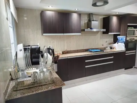 Casa 5 ambientes con 3 baños