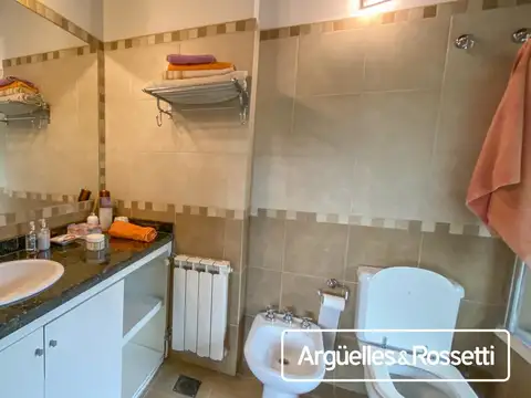 Casa 5 ambientes con 3 baños