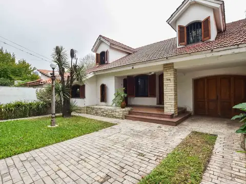 VENTA CASA TRES DORMITORIOS CON JARDIN Y COCHERA