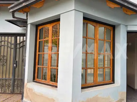 Casa 7 ambientes con 2 baños