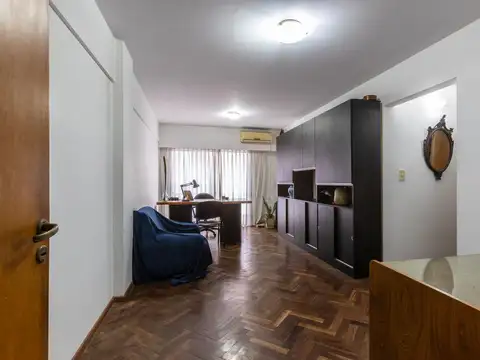 EN VENTA - DEPARTAMENTO SEMIPISO DE 2 DORMITORIOS CON COCHERA - BARRIO AZCUENAGA.