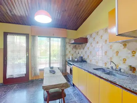 Casa 4 ambientes con 2 baños