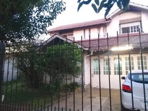 Chalet de 6 ambientes con parque y piscina en Monte Grande.