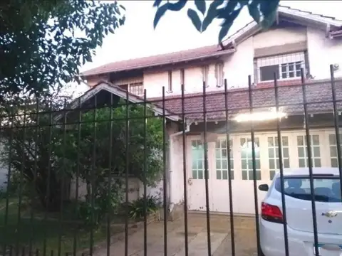 Chalet de 6 ambientes con parque y piscina en Monte Grande.