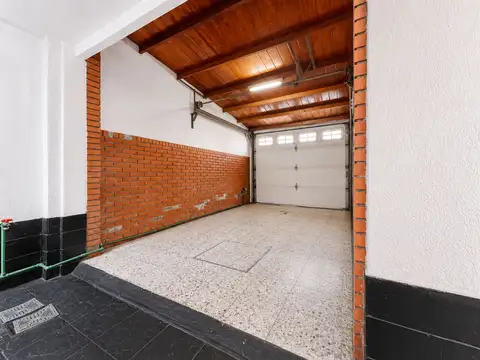 Casa 13 ambientes con 2 baños