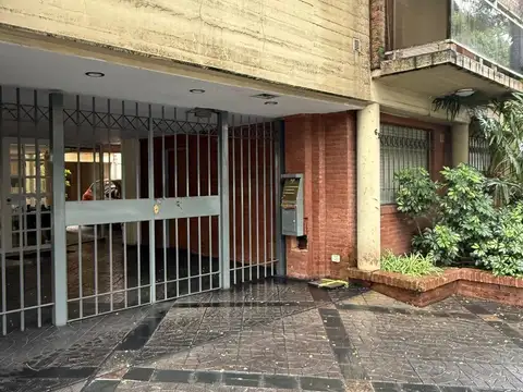 Impecable depto. 2 amb con cocina comedor. balcón y cochera. Mts Av y estación
