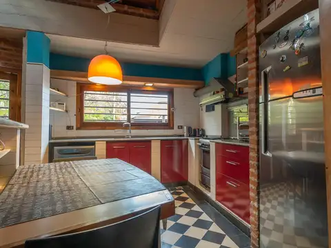 Excelente Casa c/Parrilla  y Deposito ,Taller en Planta baja Lanús Este!
