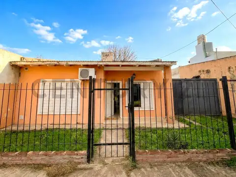 CASA DE 2 DORMITORIOS CON AMPLIO PATIO VERDE