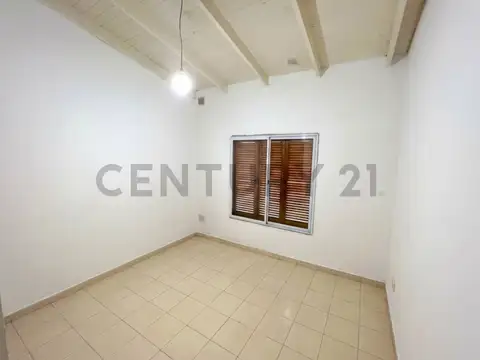 CASA DE 2 DORMITORIOS CON AMPLIO PATIO VERDE