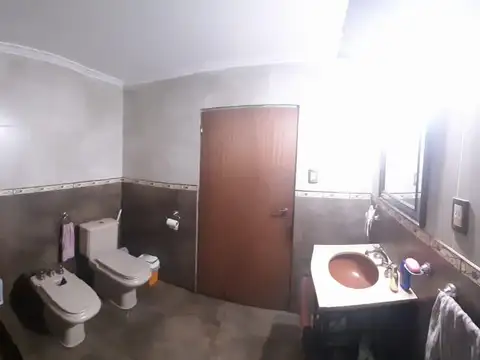 Casa 6 ambientes con 2 baños
