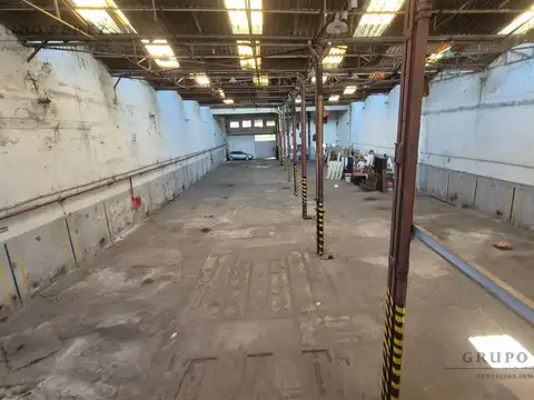 Local en Barracas de 1.000 m2 con entrada semi  - ALQUILER
