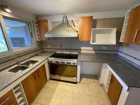Casa en Alquiler con 3 cocheras