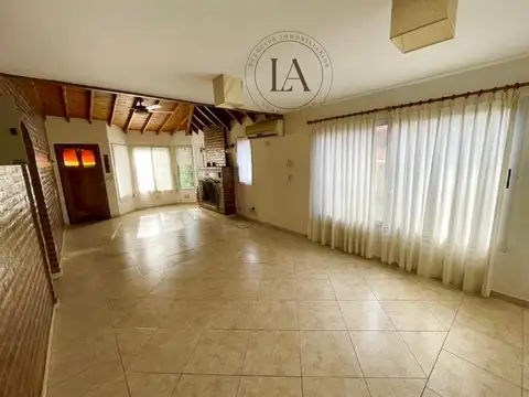 Casa 4 ambientes con 2 baños