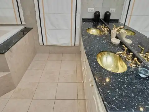 Casa de 6 ambientes con pileta/Jacuzzi.