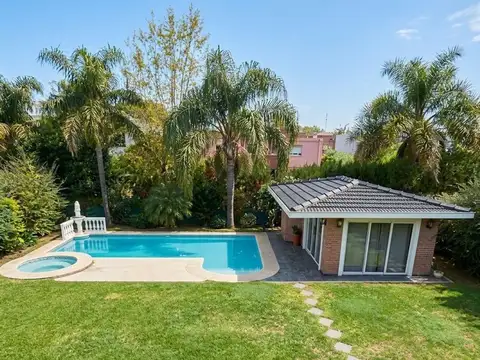Casa en Alquiler con 2 cocheras