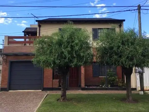 CASA EN LOTE PROPIO DE 5 AMB CON JARDIN Y QUINCHO