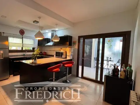 Casa 5 ambientes con 3 baños