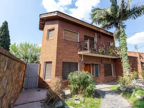 Casa  4 amb. pileta. 732m lote. Precio imbatible.