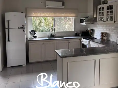 Casa en Alquiler con 1 cochera