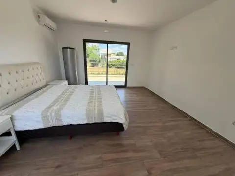 Casa en alquiler - 4 Dormitorios 3 Baños - Pilar