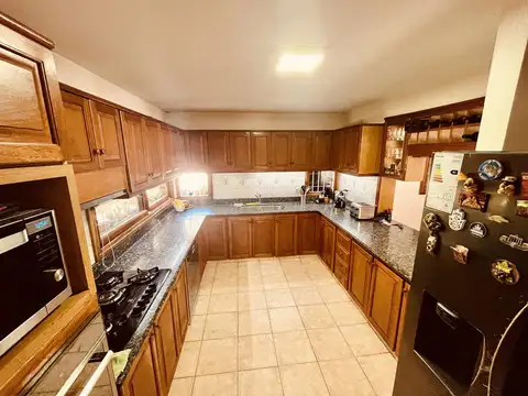 Casa 8 ambientes con 3 baños